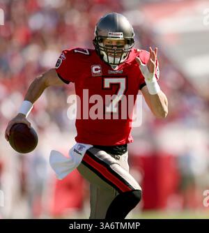 16 novembre 2008 - le quarterback Jeff Garcia (7) des Buccaneers de Tampa Bay se bouscule pour une première baisse au cours du deuxième quart-temps contre les Vikings du Minnesota. Les Buccaneers battent les Vikings 19-13, au Raymond James Stadium de Tampa, en Floride, le dimanche 16 novembre 2008. (Gary W. Green/Orlando Sentinel/MCT) (crédit image : © Gary W. Green/MCT/ZUMAPRESS.com) Banque D'Images