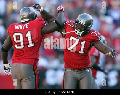 16 novembre 2008 - L'équipe défensive des Buccaneers de Tampa Bay Greg White (91) et l'équipe défensive Jovan Haye (71) célèbrent après avoir arrêté les Vikings du Minnesota au quatrième quart-temps. Les Buccaneers battent les Vikings 19-13, au Raymond James Stadium de Tampa, en Floride, le dimanche 16 novembre 2008. (Gary W. Green/Orlando Sentinel/MCT) (crédit image : © Gary W. Green/MCT/ZUMAPRESS.com) Banque D'Images
