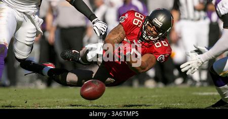 16 novembre 2008 - Tampa Bay Buccaneers Tight End Jerramy Stevens (86) manque une passe en deuxième position et 30 au troisième quart-temps contre les Vikings du Minnesota. Les Buccaneers battent les Vikings 19-13, au Raymond James Stadium de Tampa, en Floride, le dimanche 16 novembre 2008. (Gary W. Green/Orlando Sentinel/MCT) (crédit image : © Gary W. Green/MCT/ZUMAPRESS.com) Banque D'Images