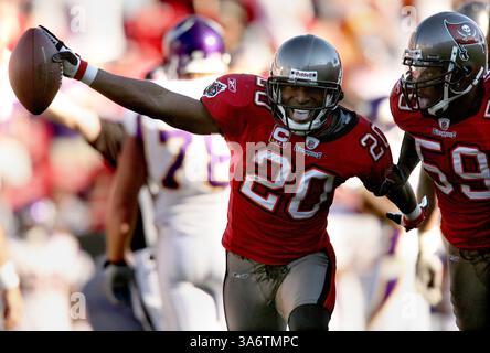 16 novembre 2008 - le cornerback des Buccaneers de Tampa Bay ronde Barber (20) célèbre avec Cato June (59) après avoir récupéré un fumble de Chester Taylor des Vikings du Minnesota (29) pour sceller la victoire des Buccaneers 19-13 sur les Vikings au Raymond James Stadium de Tampa, Floride, dimanche 16 novembre 2008. (Gary W. Green/Orlando Sentinel/MCT) (crédit image : © Gary W. Green/MCT/ZUMAPRESS.com) Banque D'Images