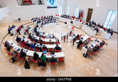 Potsdam, Allemagne. 26 mars 2025. Dietmar Woidke (SPD, centre R), ministre-président du Brandebourg, prononce la déclaration du gouvernement lors de la session du parlement de l'État du Brandebourg. Crédit : Soeren Stache/dpa/Alamy Live News Banque D'Images