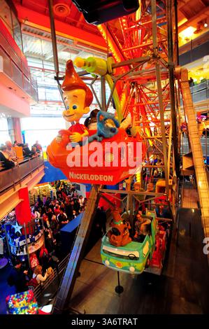 28 novembre 2008 - les familles prennent une grande roue de 60 pieds de haut à l'intérieur du magasin Toys R US à Times Square, New York, le 28 novembre 2008. (Alejandra Villa/Newsday/MCT) (crédit image : © Alejandra Villa/MCT/ZUMAPRESS.com) Banque D'Images