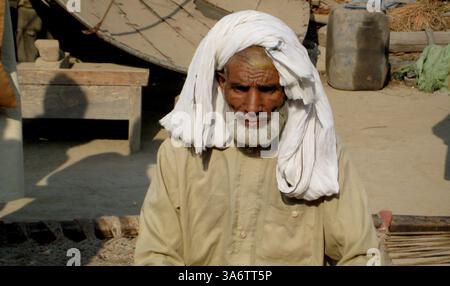Dec. 5, 2008 - un homme âgé nommé Sultan, qui s'est identifié comme parent d'Ajmal Ameer Kasab, repose dans la cour de la maison familiale d'Ajmal dans le village de Faridkot, près de Depalpur, au Pakistan. (Saeed Shah/MCT) (crédit image : © Saeed Shah/MCT/ZUMAPRESS.com) Banque D'Images
