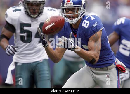 7 décembre 2008 - Darcy Johnson, le joueur de punt des Giants de New York, lance un punt dans le premier quart-temps contre les Eagles de Philadelphie au Giants Stadium à East Rutherford, New Jersey, le dimanche 7 décembre 2008. Les Eagles battent les Giants 20-14. (David Maialetti/Philadelphia Daily News/MCT) (image crédit : © David Maialetti/MCT/ZUMAPRESS.com) Banque D'Images