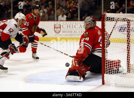 Dec. 10, 2008 - Cristobal Huet, gardien des Blackhawks de Chicago, arrête un tir à blanc de Mike Fisher (12) des sénateurs d'Ottawa en première période. Les Blackhawks ont battu les sénateurs, 2-0 au United Center à Chicago, Illinois, le mercredi 10 décembre 2008. (Scott Strazzante/Chicago Tribune/MCT) (image crédit : © Scott Strazzante/MCT/ZUMAPRESS.com) Banque D'Images