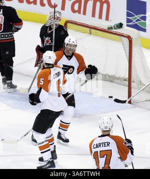 11 décembre 2008 - les Flyers de Philadelphie Scott Hartnell se tourne vers Jeff carter après que Hartnell ait marqué le premier but des Flyers avec une aide carter contre les Hurricanes de Caroline au Wachovia Center à Philadelphie, Pennsylvanie, le lundi 11 décembre 2008. (Elizabeth Robertson/Philadelphia Inquirer/MCT) (image crédit : © Elizabeth Robertson/MCT/ZUMAPRESS.com) Banque D'Images