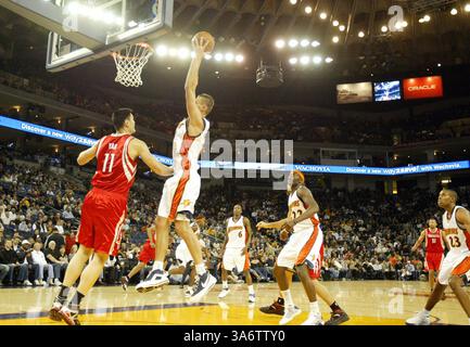 Décembre 12, 2008 - Andris Biedrins (15) des guerriers de l'État d'Or saisit le rebond contre le centre des Rockets de Houston Yao Ming (11) au premier quart-temps à Oracle Arena à Oakland, Californie, vendredi 12 décembre 2008. (Anda Chu/Oakland Tribune/MCT) (crédit image : © Anda Chu/MCT/ZUMAPRESS.com) Banque D'Images