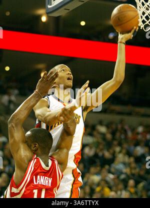 12 décembre 2008 - Anthony Randolph des Golden State Warriors tire la balle contre le défenseur des Houston Rockets Carl Landry au deuxième quart-temps à l'Oracle Arena d'Oakland, Californie, vendredi 12 décembre 2008. (Anda Chu/Oakland Tribune/MCT) (crédit image : © Anda Chu/MCT/ZUMAPRESS.com) Banque D'Images