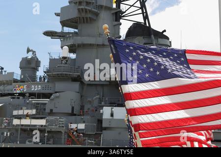 14 août 2012 - Oahu, Hawaï, États-Unis - visiteurs des sites historiques de Pearl Harbor, y compris le cuirassé USS Missouri, ou « Mighty Mo », où sur son pont les Japonais se sont rendus pour mettre fin à la guerre dans le pacifique et à la seconde Guerre mondiale (crédit image : © Doug James/ZUMAPRESS.com) Banque D'Images