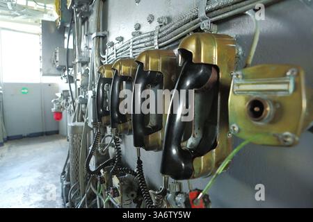 14 août 2012 - Oahu, Hawaï, États-Unis - les visiteurs des sites historiques de Pearl Harbor, y compris le cuirassé USS Missouri, ou 'Mighty Mo', peuvent voir le pont et les salles de communication, où sur son pont les Japonais se sont rendus pour mettre fin à la guerre dans le pacifique et la seconde Guerre mondiale (crédit image : © Doug James/ZUMAPRESS.com) Banque D'Images