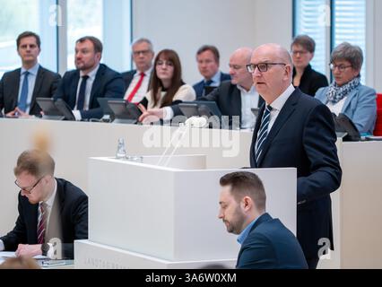 Potsdam, Allemagne. 26 mars 2025. Dietmar Woidke (SPD, 3ème à partir de la droite), ministre-président du Brandebourg, prononce la déclaration du gouvernement lors de la session du parlement de l'État du Brandebourg. Crédit : Soeren Stache/dpa/Alamy Live News Banque D'Images