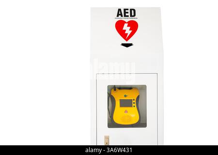 Vue d'ensemble d'un défibrillateur de sauvetage. Défibrillateur automatisé externe (DAE) portable fixé au mur dans les toilettes publiques de l'aéroport. Banque D'Images
