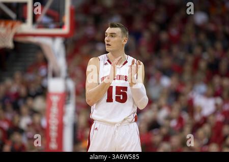 15 février 2015 : Sam Dekker, l'attaquant des Badgers du Wisconsin #15, applaudit alors que les Badgers atteignent 23-2 lors du match de basket-ball de la NCAA entre les Badgers du Wisconsin et l'Illinois Fighting Illini au Kohl Center de Madison, WISCONSIN. Le Wisconsin bat l'Illinois 68-49. John Fisher/CSM(image crédit : © John Fisher/Cal Sport Media/ZUMAPRESS.com) Banque D'Images