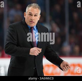 10 FÉVRIER 2015 : Craig Berube, entraîneur-chef des Flyers de Philadelphie, fait des gestes lors d'un match de la LNH entre les Flyers de Philadelphie et les Canadiens de Montréal au Centre Bell de Montréal, Québec, Canada. Les Canadiens de Montréal ont battu les Flyers de Philadelphie 2-1 en prolongation. Philippe Bouchard/CSM(crédit image : © Philippe Bouchard/Cal Sports Med/Cal Sport Media/ZUMAPRESS.com) Banque D'Images