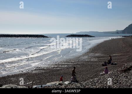 Sidmouth Beach à Silhouette lors d'une journée chaude et ensoleillée au printemps de l'année Devon Angleterre royaume-uni Banque D'Images