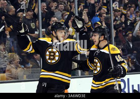 10 novembre 2014 : Carl Soderberg (34 ans), centre des Bruins de Boston, célèbre avec Reilly Smith (18 ans), l'aile droite des Bruins de Boston, après avoir marqué un but lors de la première période du match de la LNH entre les Devils du New Jersey et les Bruins de Boston au TD Garden. Anthony Nesmith/CSM(image crédit : © Anthony Nesmith/Cal Sport Media/ZUMAPRESS.com) Banque D'Images