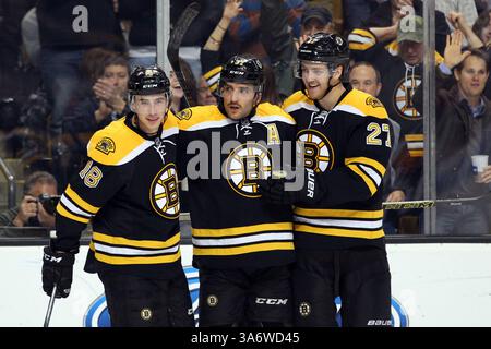 10 novembre 2014 : le centre des Bruins de Boston Patrice Bergeron (37) célèbre avec l'aile droite des Bruins de Boston Reilly Smith (18) et le défenseur des Bruins de Boston Dougie Hamilton (27) après avoir marqué un but de première période lors du match de la LNH entre les Devils du New Jersey et les Bruins de Boston au TD Garden. Anthony Nesmith/CSM(image crédit : © Anthony Nesmith/Cal Sport Media/ZUMAPRESS.com) Banque D'Images