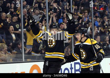 10 novembre 2014 : Carl Soderberg (34 ans), centre des Bruins de Boston, célèbre avec Reilly Smith (18 ans), l'aile droite des Bruins de Boston, après avoir marqué un but lors de la première période du match de la LNH entre les Devils du New Jersey et les Bruins de Boston au TD Garden. Anthony Nesmith/CSM(image crédit : © Anthony Nesmith/Cal Sport Media/ZUMAPRESS.com) Banque D'Images
