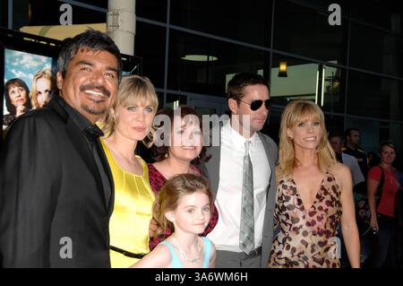 8 août 2008 - George Lopez, Radha Mitchell, Morgan Lily, Adriana Barraza, Luke Wilson et Cheryl Hines lors de la première du nouveau film de Overture films HENRY POOLE IS HERE, qui a eu lieu au ArcLight Cinemas, le 07 août 2008, à Los Angeles.. Jenny Bierlich- K59001JBI(crédit image : © Globe photos/ZUMAPRESS.com) Banque D'Images