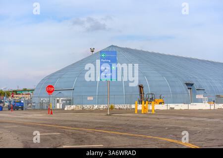 Los Angeles, Californie - 25 décembre 2024 : Grande structure de stationnement avec un panneau d'arrêt, avec des panneaux directionnels pour le stationnement et les couchettes au port Banque D'Images