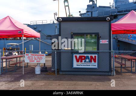 Los Angeles, Californie - 25 décembre 2024 : point de contrôle de sécurité pour l'accès des anciens combattants, avec des tentes rouges et un panneau au port de Los Angeles, viewe Banque D'Images