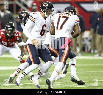 12 octobre 2014 - Atlanta, Géorgie, États-Unis - le quarterback des Chicago Bears Jay Cutler (6) remet le ballon au receveur des Chicago Bears, Alshon Jeffery (17), pendant la première moitié du match entre les Chicago Bears et les Atlanta Falcons au Georgia Dome. (Crédit image : © Frank Mattia/ZUMA Wire) Banque D'Images