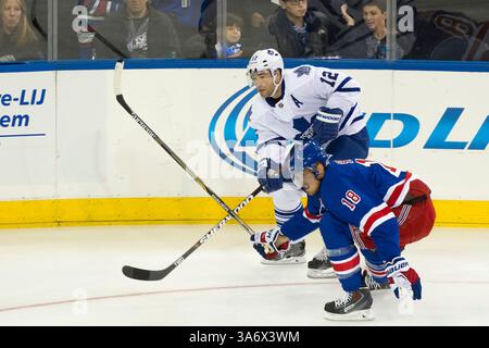 12 octobre 2014 : le défenseur des New York Rangers Marc Staal (18 ans) affronte le défenseur des Maple Leafs de Toronto Stéphane Robidas (12 ans) pendant le match opposant les New York Rangers et les Toronto Maple Leafs au Madison Square Garden à Manhattan, New York . Les Maple Leafs de Toronto battent les Rangers de New York 6-3. Crédit obligatoire : Kostas Lymperopoulos/CSM (crédit image : © Kostas Lymperopoulos/Cal Sport Media/ZUMAPRESS.com) Banque D'Images