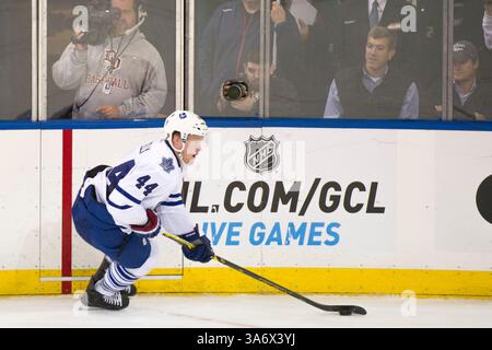 12 octobre 2014 : Morgan Rielly (44), défenseur des Maple Leafs de Toronto, patine avec la rondelle pendant le match entre les Rangers de New York et les Maple Leafs de Toronto au Madison Square Garden à Manhattan, New York . Les Maple Leafs de Toronto battent les Rangers de New York 6-3. Crédit obligatoire : Kostas Lymperopoulos/CSM (crédit image : © Kostas Lymperopoulos/Cal Sport Media/ZUMAPRESS.com) Banque D'Images