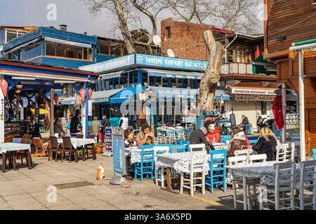 Restaurants de poissons à Anadolu Kavağı am Bosporus BEI Istanbul, Türkei | restaurants de poissons à Anadolu Kavağı au Bosphore près d'Istanbul, Turquie Banque D'Images