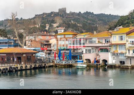 Hafen und Burgruine Yoros im Dorf Anadolu Kavağı am Bosporus BEI Istanbul, Türkei | Port et Château Yoros dans le village d'Anadolu Kavağı au Bospor Banque D'Images