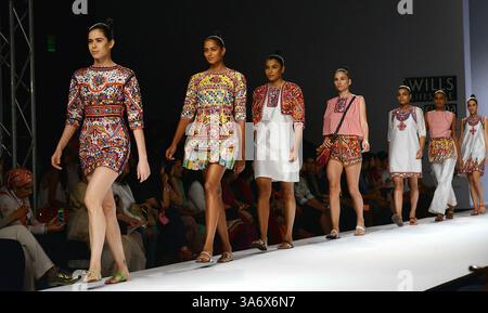 NEW DELHI, INDE â€“12 OCTOBRE : les mannequins marchent sur la rampe pour le designer Rehane à la Wills Fashion week 2014 à New Delhi. (Crédit image : © India Today/ZUMA Wire) Banque D'Images