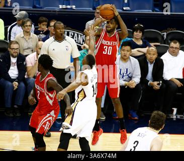 14 octobre 2014 : Troy Daniels (30 ans), le garde des Rockets de Houston, effectue un saut de balle lors d'un match NBA entre les Rockets de Houston et les Pelicans de la Nouvelle-Orléans, au Smoothie King Center de la Nouvelle-Orléans, en Louisiane, le 14 octobre 2014. (Crédit image : © Stephen Lew/Cal Sport Media/ZUMAPRESS.com) Banque D'Images