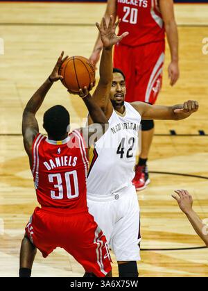 14 octobre 2014 : Troy Daniels (30), le garde des Rockets de Houston, effectue un saut au-dessus du centre des Pelicans de la Nouvelle-Orléans Alexis Ajinca (42) pendant la 2e moitié du match NBA entre les Rockets de Houston et les Pelicans de la Nouvelle-Orléans au Smoothie King Center de la Nouvelle-Orléans, Louisiane, le 14 octobre 2014. Les Pelicans de la Nouvelle-Orléans battent les Houston Rockets 117-98. (Crédit image : © Stephen Lew/Cal Sport Media/ZUMAPRESS.com) Banque D'Images