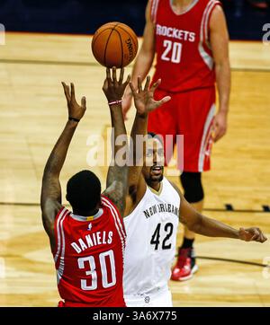 14 octobre 2014 : Troy Daniels (30), le garde des Rockets de Houston, effectue un saut au-dessus du centre des Pelicans de la Nouvelle-Orléans Alexis Ajinca (42) pendant la 2e moitié du match NBA entre les Rockets de Houston et les Pelicans de la Nouvelle-Orléans au Smoothie King Center de la Nouvelle-Orléans, Louisiane, le 14 octobre 2014. Les Pelicans de la Nouvelle-Orléans battent les Houston Rockets 117-98. (Crédit image : © Stephen Lew/Cal Sport Media/ZUMAPRESS.com) Banque D'Images