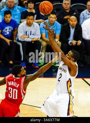 14 octobre 2014 : Troy Daniels (30), garde des Rockets de Houston, tente de bloquer le tir de l'attaquant des Pelicans de la Nouvelle-Orléans, Darius Miller (2), lors de la 2e moitié du match NBA entre les Rockets de Houston et les Pelicans de la Nouvelle-Orléans au Smoothie King Center de la Nouvelle-Orléans, en Louisiane, le 14 octobre 2014. Les Pelicans de la Nouvelle-Orléans battent les Houston Rockets 117-98. (Crédit image : © Stephen Lew/Cal Sport Media/ZUMAPRESS.com) Banque D'Images