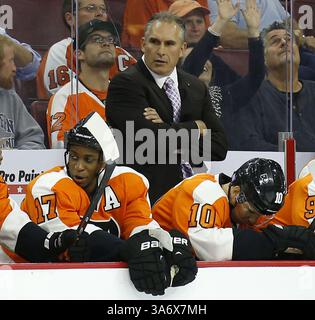 14 octobre 2014 - Philadelphie, PA, États-Unis - Craig Berube, entraîneur-chef des Flyers de Philadelphie sur le banc avec Wayne Simmonds (17 ans) et Brayden Schenn (image crédit : © Yong Kim/TNS/ZUMA Wire) Banque D'Images