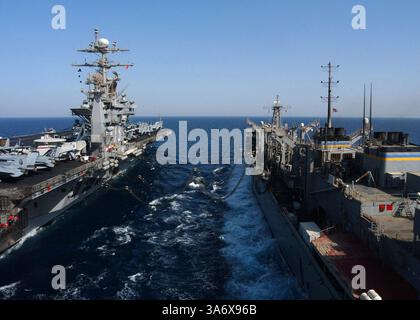 02 juil. 2004 ; Golfe Arabique ; le pétrolier du Military Sealift Command (MSC) USNS Supply (T-AOE 6) effectue une reconstitution en cours avec l'USS George Washington (CVN 73). Le porte-avions de classe Nimitz basé à Norfolk, en Virginie, et embarqué Carrier Air Wing Seven (CVW-7) sont en déploiement régulier en soutien à l'opération Iraqi Freedom (OIF), et est l'un des sept Carrier Strike Groups (CSG), démontrant la capacité de la Marine à fournir des combats crédibles à travers le monde, sur cinq théâtres avec d'autres forces militaires américaines, alliées et de la coalition. Summer Pulse est le premier déploiement de la Marine sous i. Banque D'Images