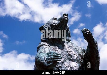 25 juillet 2004 ; Providence, RI, États-Unis ; statue d'ours à l'Université Brown. Banque D'Images