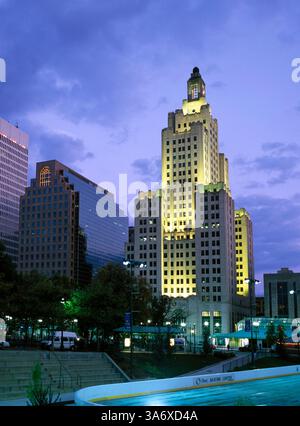 25 juillet 2004 ; Providence, RI, États-Unis ; le majestueux Fleet Building, conçu par l'art déco, se trouve dans le centre-ville de Providence. Banque D'Images