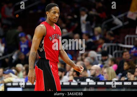 23 janvier 2015 : le garde des Raptors de Toronto, DeMar DeRozan (10 ans), regarde pendant le match NBA entre les Raptors de Toronto et les 76ers de Philadelphie au Wells Fargo Center à Philadelphie, en Pennsylvanie. Les Raptors de Toronto ont gagné 91-86.(image de crédit : © Chris Szagola/Cal Sport Media/ZUMAPRESS.com) Banque D'Images