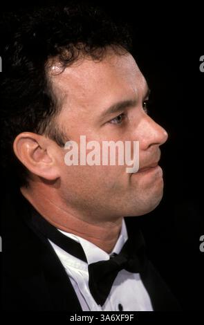 22 février 1995, Cambridge, Massachusetts, États-Unis : L'acteur TOM HANKS est honoré homme de l'année 1995 de Hasty Pudding Theatricals à l'Université Harvard. Le prix Hasty Pudding Man of the Year est décerné chaque année par la Hasty Pudding Theatricals Society de l'Université Harvard. Il est décerné depuis 1967 à des interprètes considérés par les membres de la société comme ayant apporté une ''contribution durable et impressionnante au monde du divertissement''. Le récipiendaire de l'homme de l'année est traditionnellement invité à Harvard Square pour divers événements en son honneur avant la soirée d'ouverture du spectacle Hasty Pudding. Ceux-ci incluent Banque D'Images