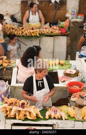 29 juillet 2004 ; Tapachula, Chiapas, MEXIQUE ; volaille à vendre dans un petit marché à Tapachula, Chiapas, Mexique. Les marchés mexicains sont le centre de la vie quotidienne, en particulier dans les petites villes. Dans un pays où beaucoup de gens n'ont pas de réfrigérateurs, les gens viennent au marché presque tous les jours pour acheter des aliments frais, et pendant qu'ils sont là, ils s'occupent des tâches comme les coupes de cheveux et les petits articles ménagers. Certains achètent même leurs vêtements au marché. La plupart des stands de marché sont loués par des femmes ou des familles et il y a très peu de présence d'entreprises sur le marché, contrairement aux centres commerciaux aux États-Unis. Banque D'Images