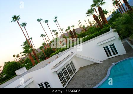 11 juillet 2004 ; Palm Springs, CA, États-Unis ; Chris Vargo est venu vivre à Palm Springs après que sa vue ait commencé à tomber, une maladie dégénérative qui finira par le laisser aveugle. Il a construit un spa privé, et offre maintenant une formation personnelle et des massages aux communautés homosexuelles et hétérosexuelles de Palm Springs. Photos extérieures du spa. Banque D'Images