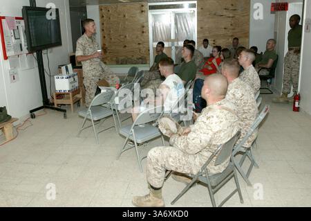 10 juillet 2004 ; Al Asad, Irak ; Lt. Col. PATRICK J. MOCK (à gauche), commandant, escadron 38 du Marine Tactical Air Command, Marine Air Control Group 38, 3rd Marine Aircraft Wing, parle avec ses Marines lors de la célébration mensuelle de l’anniversaire de l’unité à Al Asad, Irak, le 10 juillet. Le natif de Waconia, Minnesota, âgé de 47 ans, a mis en œuvre l'idée que ses Marines ont suggérée d'organiser une célébration mensuelle collective et permet un code vestimentaire plus détendu pendant l'événement pour rehausser le moral et promouvoir une atmosphère familiale. Banque D'Images