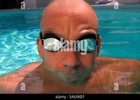 11 juillet 2004 ; Palm Springs, CA, États-Unis ; CHRIS VARGO est venu vivre à Palm Springs après que sa vue ait commencé à tomber, une maladie dégénérative qui finira par le laisser aveugle. Il a construit un spa privé, et offre maintenant une formation personnelle et des massages aux communautés homosexuelles et hétérosexuelles de Palm Springs. Chris s'entraîne toujours avec des nageurs olympiques malgré sa vue défaillante. Natation. Lunettes de protection. Crédit obligatoire : photo de Krista Kennell/ZUMA Press. (©) Copyright 2004 par Krista Kennell Banque D'Images