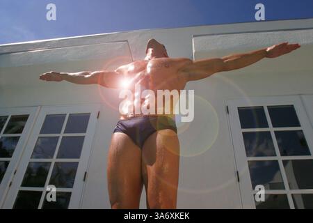 11 juillet 2004 ; Palm Springs, CA, États-Unis ; (illustration photo) CHRIS VARGO est venu vivre à Palm Springs après que sa vue ait commencé à se détériorer, une maladie dégénérative qui finira par le laisser aveugle. Il a construit un spa privé, et offre maintenant une formation personnelle et des massages aux communautés homosexuelles et hétérosexuelles de Palm Springs. Chris montre ses muscles et son physique près de la piscine. Banque D'Images