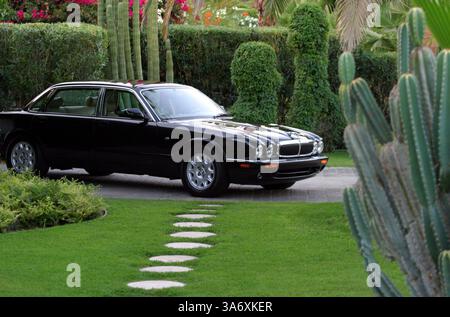 11 juillet 2004 ; Palm Springs, CA, États-Unis ; Chris Vargo est venu vivre à Palm Springs après que sa vue ait commencé à tomber, une maladie dégénérative qui finira par le laisser aveugle. Il a construit un spa privé, et offre maintenant une formation personnelle et des massages aux communautés homosexuelles et hétérosexuelles de Palm Springs. Photos extérieures du spa avec un Jaguar devant. Crédit obligatoire : photo de Krista Kennell/ZUMA Press. (©) Copyright 2004 par Krista Kennell Banque D'Images