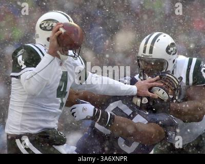 21 décembre 2008 - Darryl Tapp des Seattle Seahawks met le Brett Favre des New York jets au Qwest Field à Seattle, Washington, le dimanche 21 décembre 2008. (Lui Kit Wong/Tacoma News Tribune/MCT) (image crédit : © lui Kit Wong/MCT/ZUMAPRESS.com) Banque D'Images