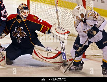23 décembre 2008 - Tomas Vokoun, gardien des Panthers de la Floride, fait une sauvegarde lors d'une tentative de marquage par Joel Ward des Predators de Nashville dans la troisième période au Bank Atlantic Center à Sunrise, Floride, mardi 23 décembre 2008. Les Panthers ont vaincu les Predators, 3-0. (Joe Rimkus Jr. /Miami Herald/MCT) (image crédit : © Joe Rimkus Jr/MCT/ZUMAPRESS.com) Banque D'Images