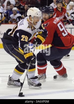 Dec. 26, 2008 - Jason Pominville (29) des Sabres de Buffalo déplace le palet autour de Michael Nylander (92) des Capitals de Washington et dans la zone des Capitals pendant l'action de troisième période. Les Capitals battent les Sabres, 3-2, au Verizon Center à Washington, DC, vendredi 26 décembre 2008. Les Capitals ont battu les Sabres, 3-2. (Chuck Myers/MCT) (crédit image : © Chuck Myers/MCT/ZUMAPRESS.com) Banque D'Images